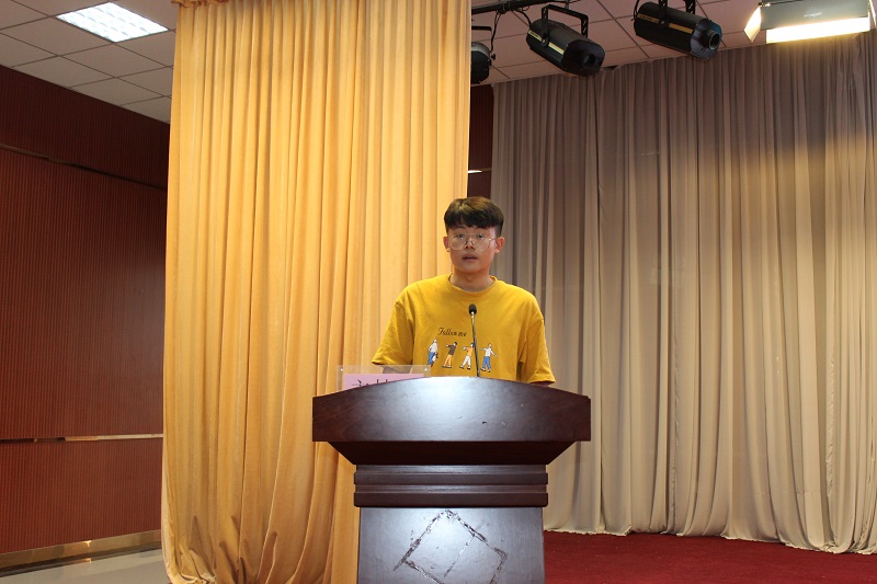 18级动物医学2班张浩作为新生代表发言